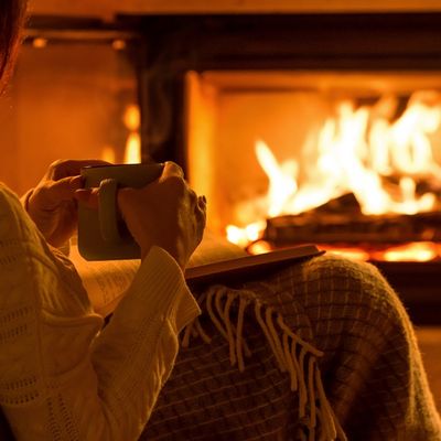 Handwerker ersetzt Ofen