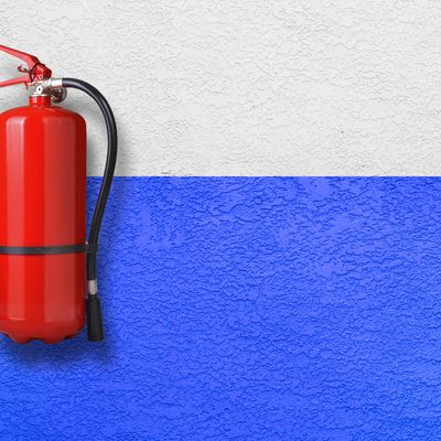 Handwerker ersetzt Ofen