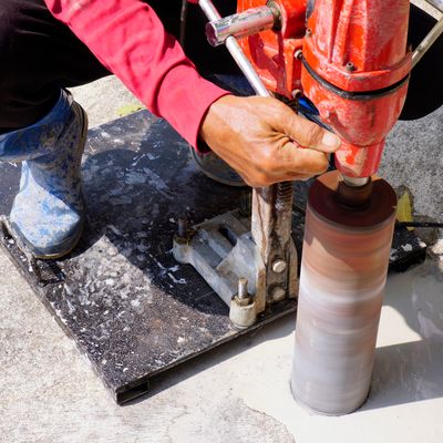 Handwerker ersetzt Ofen