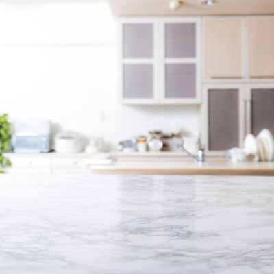 Handwerker ersetzt Ofen