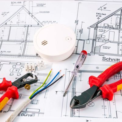 Handwerker ersetzt Ofen