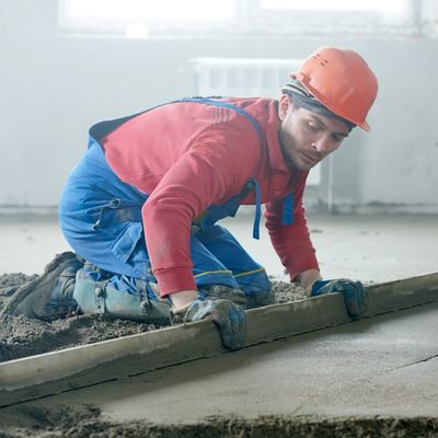 Handwerker ersetzt Ofen