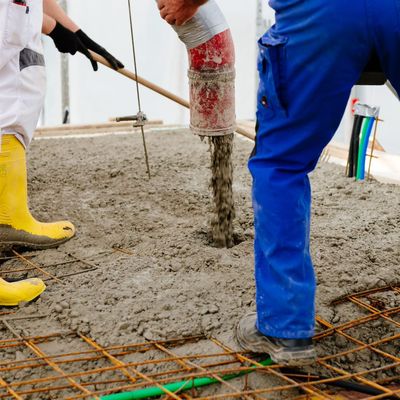 Handwerker ersetzt Ofen