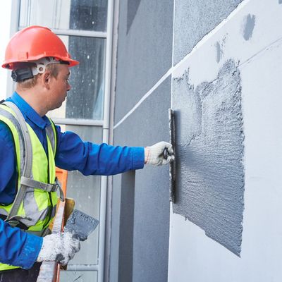 Handwerker ersetzt Ofen