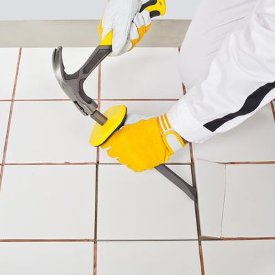 Handwerker ersetzt Ofen