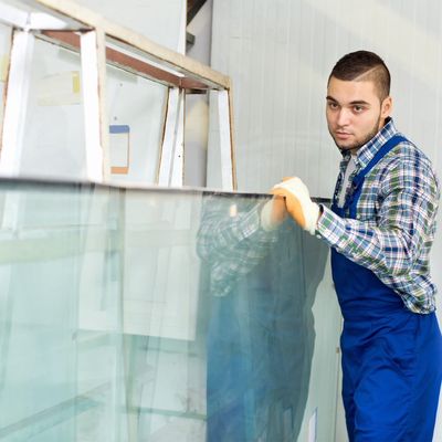 Handwerker ersetzt Ofen