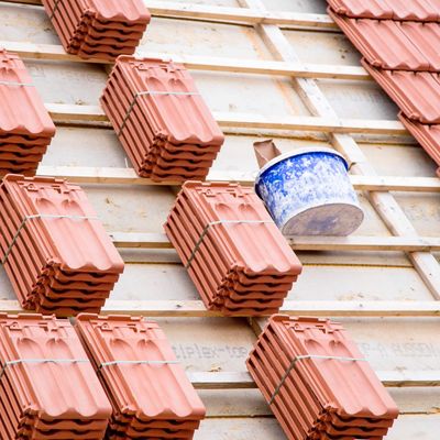 Handwerker ersetzt Ofen