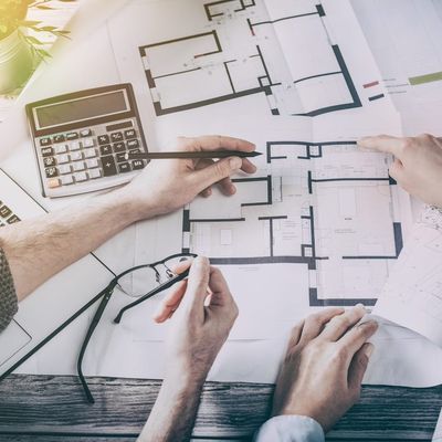 Handwerker ersetzt Ofen