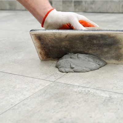 Handwerker ersetzt Ofen