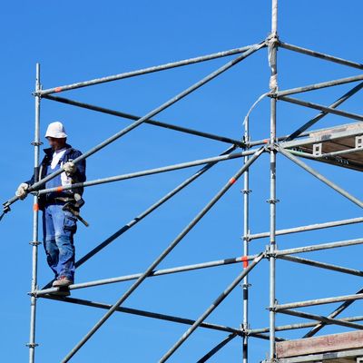 Handwerker ersetzt Ofen