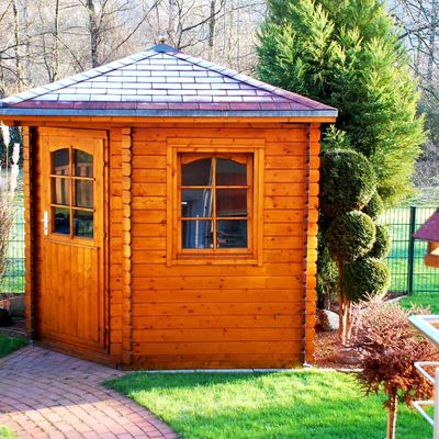 Handwerker ersetzt Ofen