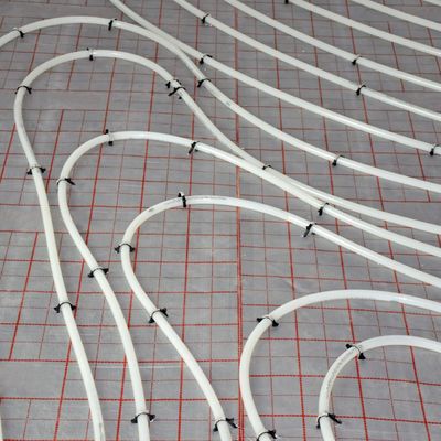 Handwerker ersetzt Ofen