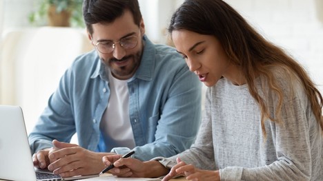 Zwei Personen besprechen etwas an einem Computer
