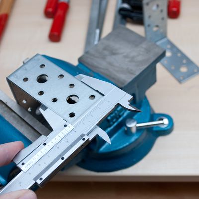 Handwerker ersetzt Ofen