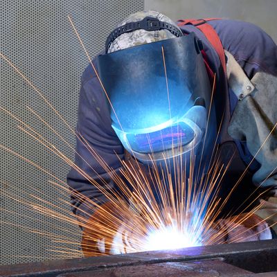 Handwerker ersetzt Ofen