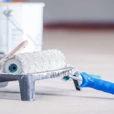 Handwerker ersetzt Ofen