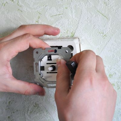 Handwerker ersetzt Ofen