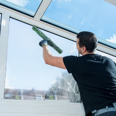 Handwerker ersetzt Ofen