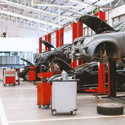 Handwerker ersetzt Ofen