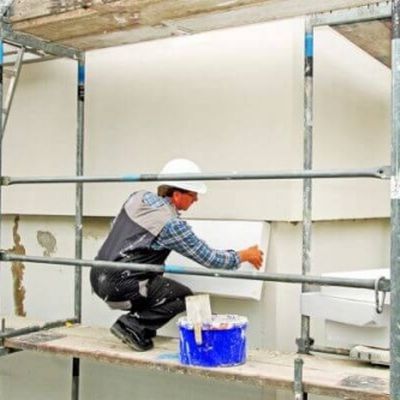 Handwerker ersetzt Ofen