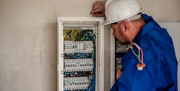 Steckdose anschliessen