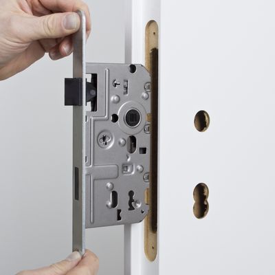 Handwerker ersetzt Ofen