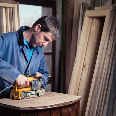 Handwerker ersetzt Ofen