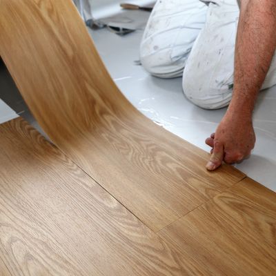 Handwerker ersetzt Ofen