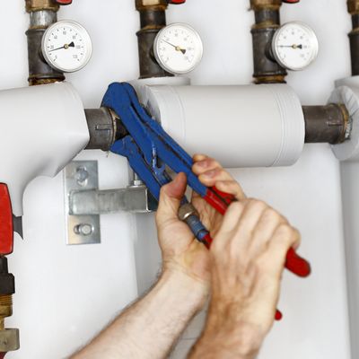 Handwerker ersetzt Ofen