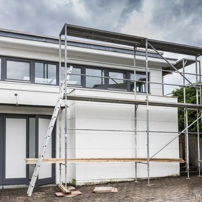 Handwerker ersetzt Ofen