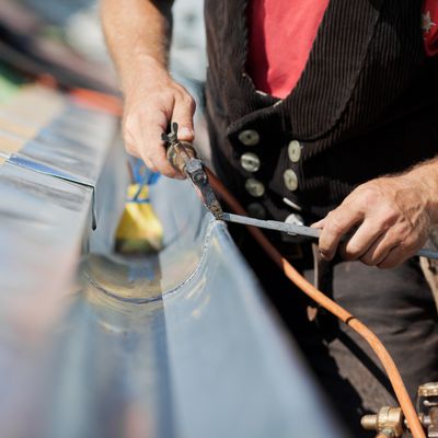 Handwerker ersetzt Ofen