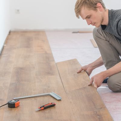 Handwerker ersetzt Ofen