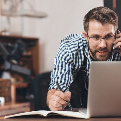 Handwerker ersetzt Ofen