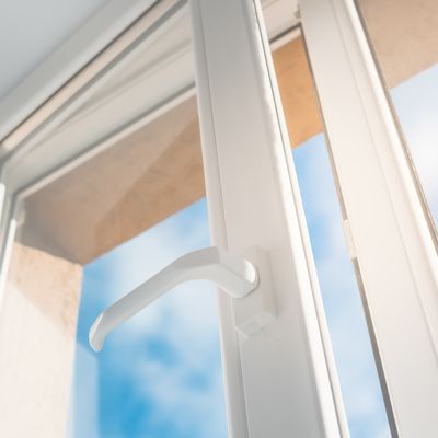 Handwerker ersetzt Ofen