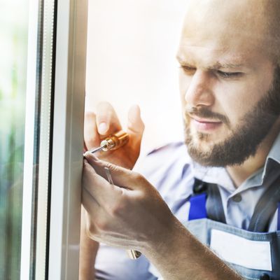 Handwerker ersetzt Ofen