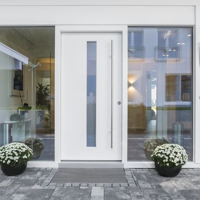 Handwerker ersetzt Ofen