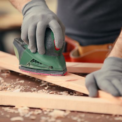 Handwerker ersetzt Ofen
