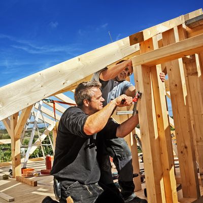 Handwerker ersetzt Ofen
