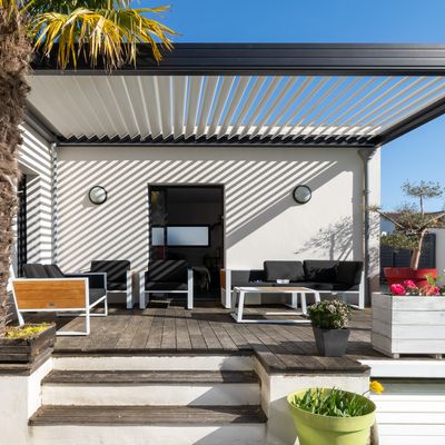 Handwerker ersetzt Ofen