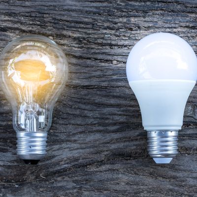 Handwerker ersetzt Ofen