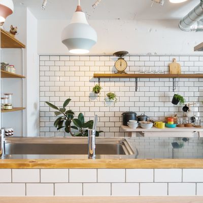 Handwerker ersetzt Ofen