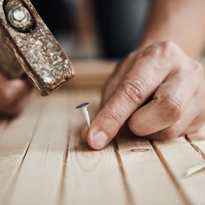 Handwerker ersetzt Ofen