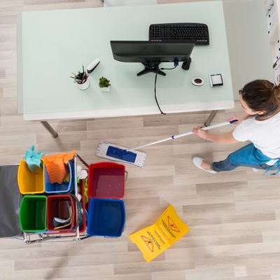 Handwerker ersetzt Ofen