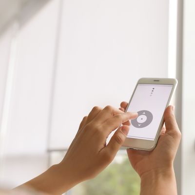 Handwerker ersetzt Ofen