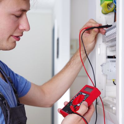 Handwerker ersetzt Ofen