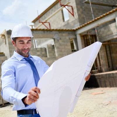 Handwerker ersetzt Ofen