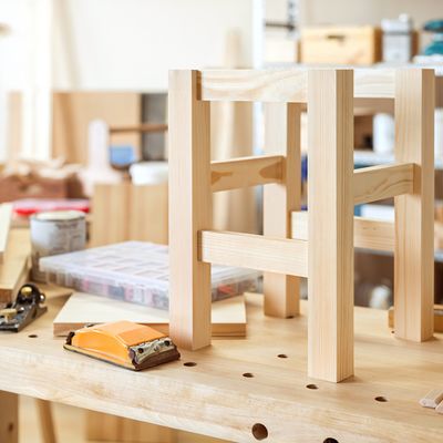 Handwerker ersetzt Ofen