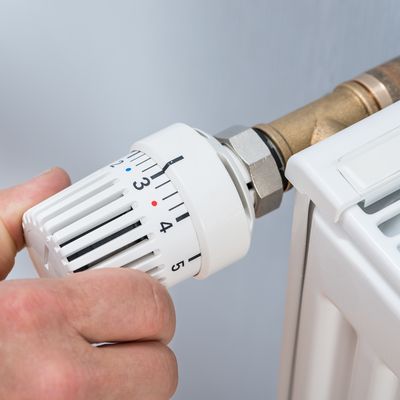 Handwerker ersetzt Ofen