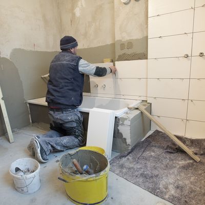 Handwerker ersetzt Ofen
