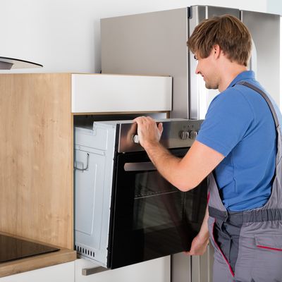 Handwerker ersetzt Ofen